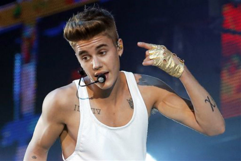 Watch: Justin Bieber gets booed at Fashion Rocks, strips 