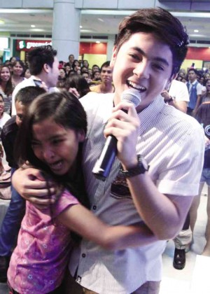 MIGUEL Tanfelix makes a young fan very happy.
