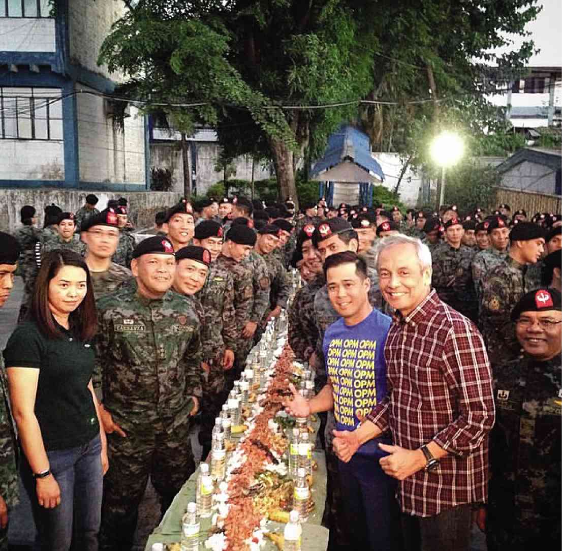  DINGDONG Avanzado (second from right) and Jim Paredes (right) join SAF troopers for dinner, “boodle fight” style.