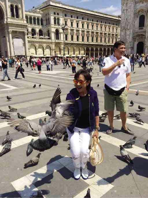 VILMA Santos plays with the pigeons at the Duomo, accompanied by husband Ralph Recto. photo: from Mark Leviste’s Facebook