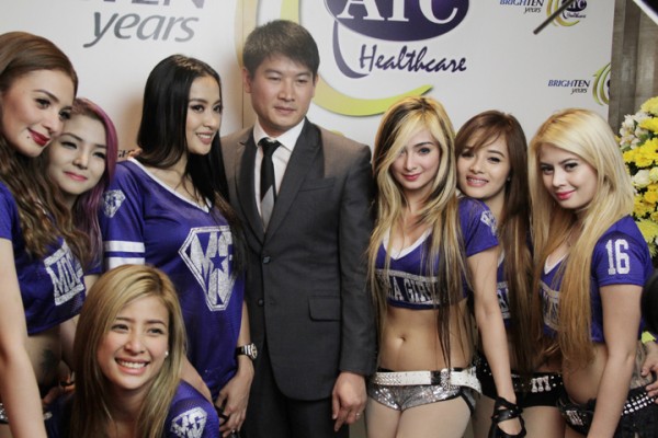 ATC Healthcare president Albert Chan and The Mocha Girls. They are the collective endorsers of Robust Extreme, one of the best dietary supplements for men.