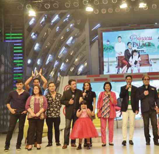 CAST of “Princess in the Palace” and Ryzza Mae Dizon (center) with Tito (fifth from right), Vic (second from right) and Joey (right)