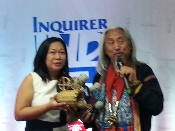Kidlat Tahimik receiving his Inquirer Indie Bravo Award. 