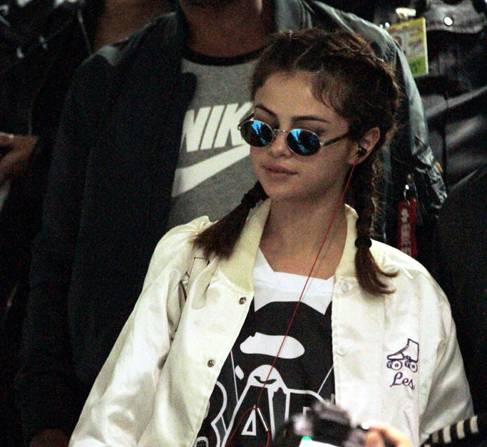 Selena Gomez arrives in Manila via Philippine Airlines on Saturday for her "Revival" concert tour on Sunday. JEANNETTE ANDRADE/INQUIRER
