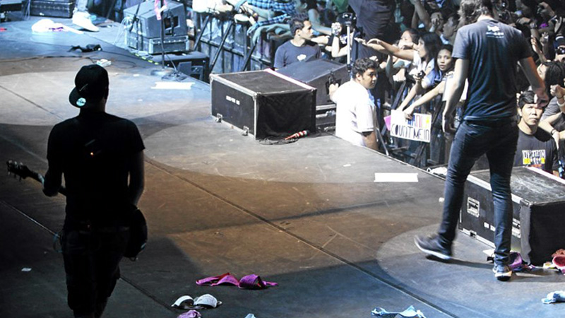 All Time Low band concert littered with bras from teen fans