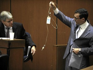 DROP OF EVDENCE. Defense attorney Ed Chernoff, right, holds up an intravenous drip during cross examination of propofol expert Dr. Steven Shafer, left, during the Dr. Conrad Murray trial in Los Angeles Superior Court in Los Angeles, California Oct. 24, 2011. Murray has pleaded not guilty and faces four years in prison and the loss of his medical licenses if convicted of involuntary manslaughter in Michael Jackson's death. AP