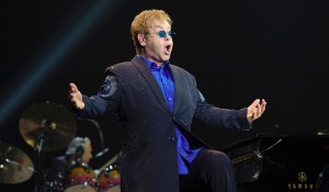 Elton John’s vocals, although a far cry from the soaring high pitch of his peak years in the 1970s, was a warm presence that triggered memories and insights by way of such classic hits “Bennie and the Jets,” “Tiny Dancer” and “Mona Lisas and Mad Hatters,” among others.  PHOTO BY MAGIC MALIWANAG