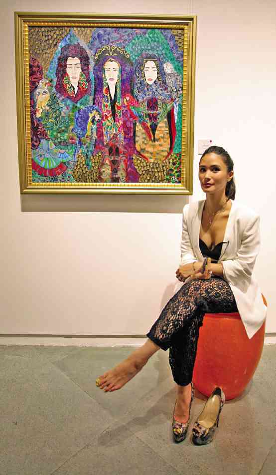Heart Evangelista receives a portrait oil painting from Chiz Escudero