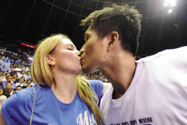 MICHELA Cazzola and James Yap kiss after the grand-slam victory.  AUGUST DE LA CRUZ 