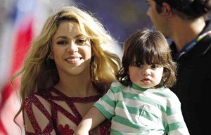 SHAKIRA, with son Milan, announced Thursday on Facebook and Twitter that she’s pregnant with her second child. AP FILE PHOTO