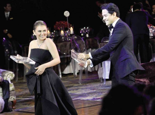 SWEETHEARTS Angelica Panganiban and John Lloyd Cruz are proclaimed couple of the night at the ball. INQUIRER File Photo