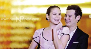 JOHN Prats surprised fiancée Isabel Oli with a flash-mob proposal in a busy mall.  Nice Print Photo 
