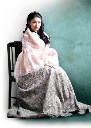KYLIE Padilla thinks the Maria Clara dress is itchy and heavy, but it is a small price to pay to play a dream role.