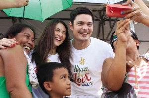 MARIAN Rivera and Dingdong Dantes pose for a selfie with beneficiaries. 