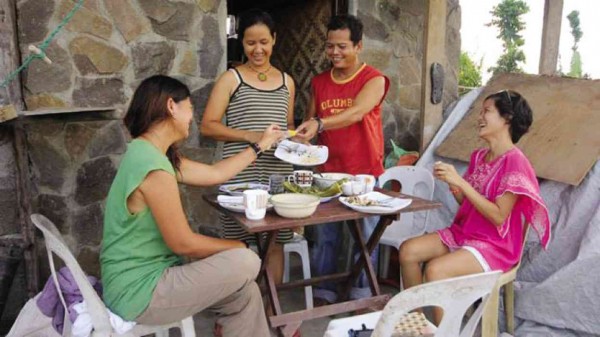 CHAI and Nick Quieta (center) share a meal with filmmakers Cha Escala (left) and Wena Sanchez. The docu will be screened tomorrow at the QC International Film Festival in TriNoma. 