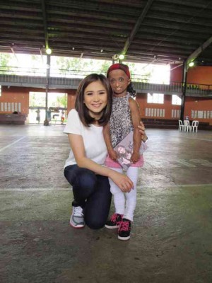 Sarah Geronimo, visits Rochelle, a young fan in Bulacan, also to thank her.
