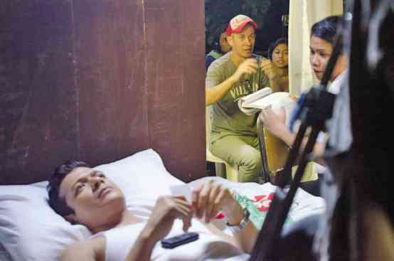 JERICHO Rosales was a trouper, like the rest of the “Red” cast, says director Jay Abello (center).  Aih Mendoza/facebook 