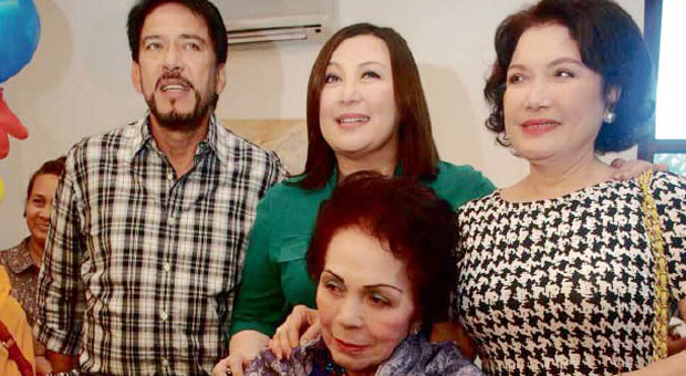 FAMILY OF STARS Elaine Gamboa-Cuneta with daughter Sharon Cuneta, sisterHelen Gamboa—both singers and actresses—and brother-in-law Sen. Tito Sotto, a former movie and television actor. The widow of former Pasay City Mayor Pablo Cuneta died at noon yesterday after a lingering illness. ARNOLD ALMACEN