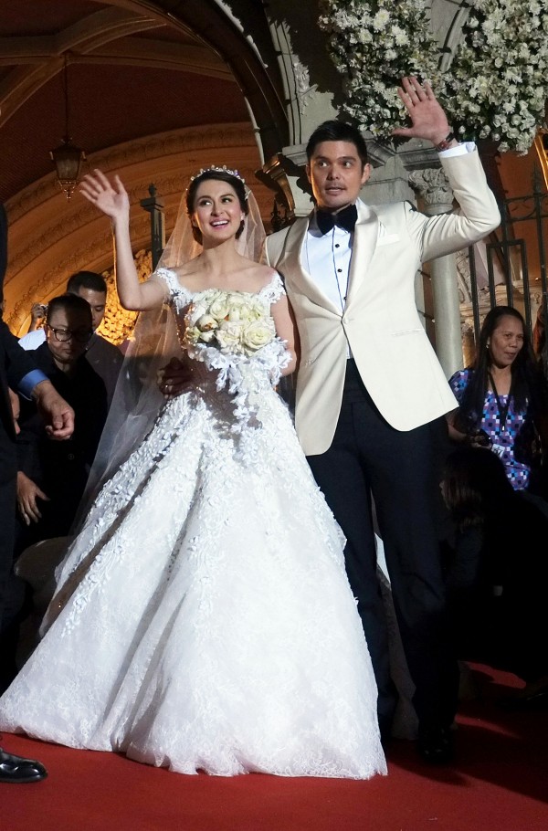 The newlyweds wave to their guests. INQUIRER PHOTO / GRIG C. MONTEGRANDE