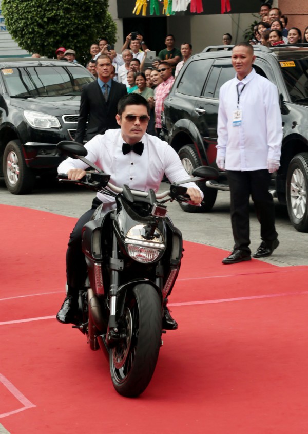 Dingdong Dantes arrives at his wedding on a black Ducati motorcycle. INQUIRER PHOTO / GRIG C. MONTEGRANDE