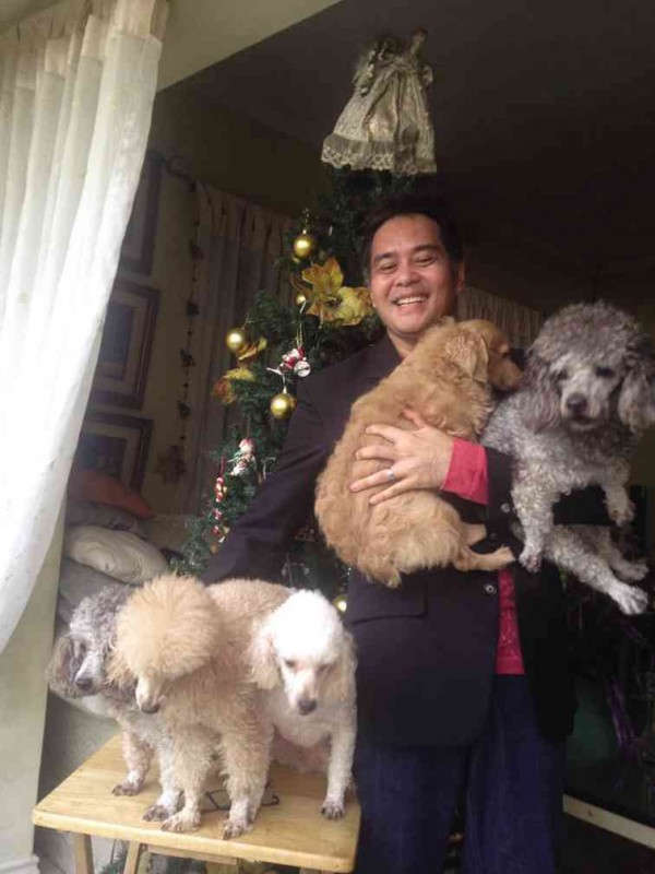 JOHN Arcilla’s dogs eat pancit and dress up in holiday costumes. 