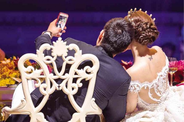 RELAXED at the reception, Dingdong and Marian take a selfie. INQSnap this page to view more photos!   JILSON SECKLER TIU 