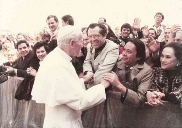 JPII in brief yet charismatic exchange with NUT and Elvira Manahan (far right). 