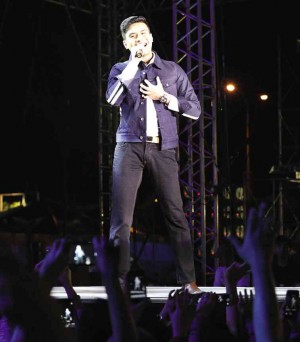 Christian Bautista prays for peace and justice. MARIANNE BERMUDEZ