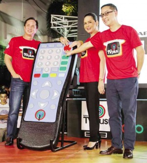 ABS-CBN chair Eugenio Lopez III (left), president and CEO Charo Santos-Concio and Access head Carlo Katigbak at the launch  in Quezon City  photos by LEO M. SABANGAN II 