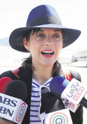 ENCHANTÉ French actress and environment activist Marion Cotillard gets a lot of attention at Villamor Air Base when she flew in as part of the party of French President François Hollande.NIÑO JESUS ORBETA 