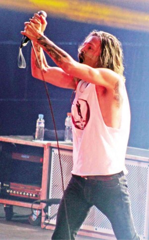 TAKE ’EM OFF! Frontman Brandon Boyd in various stages of undress—button-down, tank, skin. His vocals were gnarled at times, but his dulcet stretches prevailed in the end. PHOTO BY KIMBERLY DE LA CRUZ