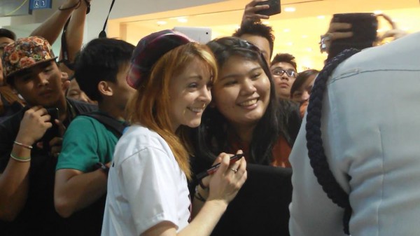 Stirling poses for a selfie with a fan. Image by: Janine Villagracia/INQUIRER.net.