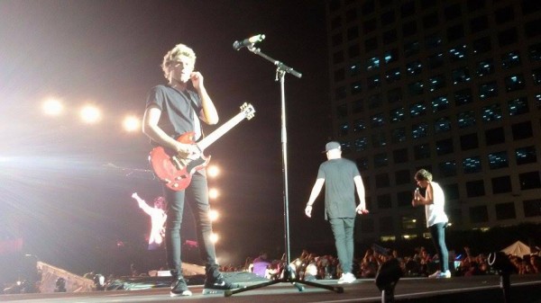 Niall Horan rocks with his guitar. Image by Janine Villagracia/INQUIRER.net.