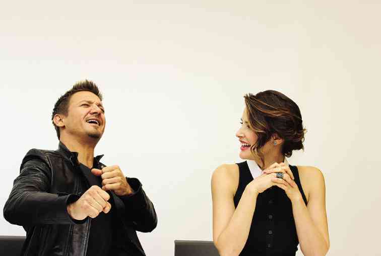 Jeremy Renner and Cobie Smulders  
