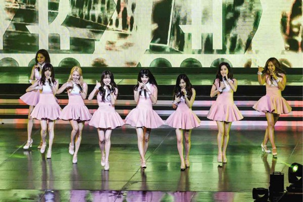GIRLS’ Generation: They smiled, tilting their heads ever so slightly; strutted and shimmied across the stage—every move executed with startling precision. magic liwanag