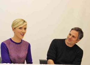 THE BOND between Scarlett and Mark Ruffalo’s characters is similar to that of “Beauty and the Beast.” photo: Ruben V. Nepales 