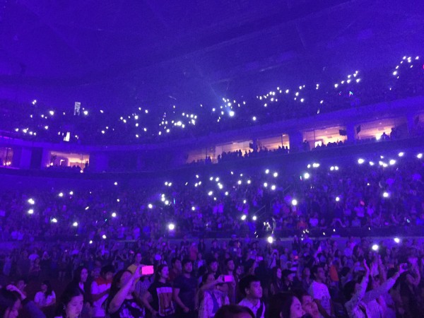 Fans using their cellphones as torches during the concert. Photo by Aries Joseph Hegina/INQUIRER.net