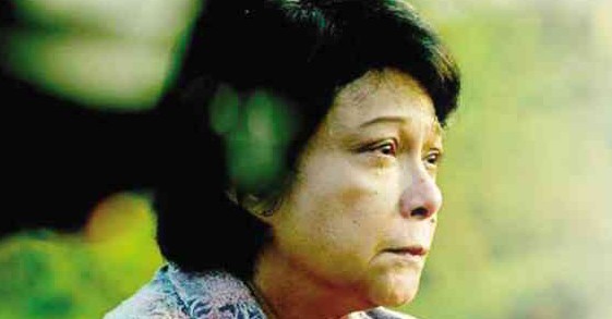 NORA Aunor feels it’s important for the world to know what happened in Tacloban.  She topbills Director Brillante Mendoza's "Taklub," a film on Typhoon Yolanda. photo by TROY ESPIRITU 