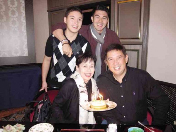  VILMA Santos with sons (standing, from left) Ryan Recto and Luis Manzano, and hubby Ralph Recto (seated, right)