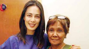 ANGEL Aquino (left) got to meet the real Veronica de Guzman, whom she plays in an episode of “MMK.” 