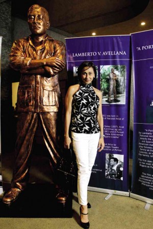 ACTRESS Cherie Gil poses by the statue of National Artist Lamberto V. Avellana.