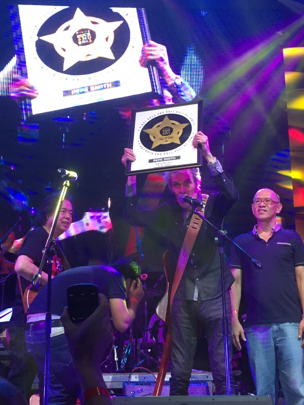 Joey "Pepe" Smith receives his "Pinoy Rock and Roll Hall of Fame" award. TOTEL V. DE JESUS