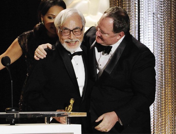JAPANESE animator Hayao Miyazaki (left) received his trophy from longtime fan John Lasseter at the 2014 Governors Awards. AP