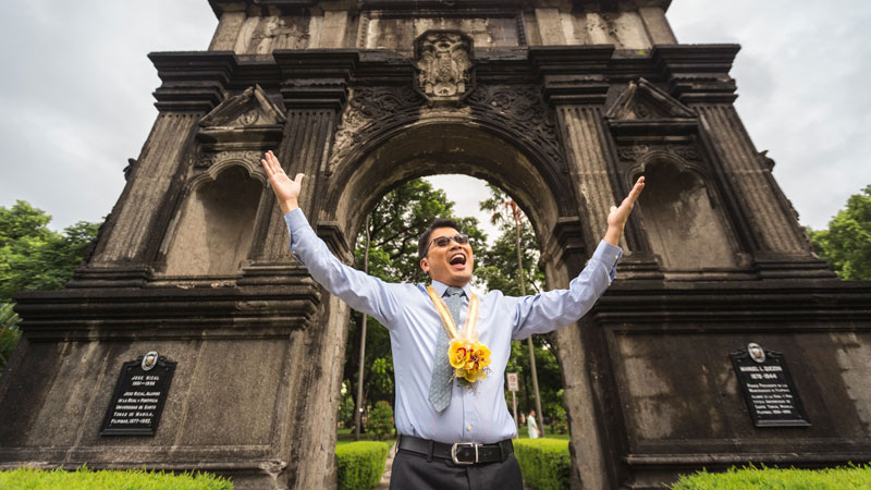 The multiawarded animator behind the success of the animated films “Wall-E,” “Ratatouille” and “Finding Nemo” poses before the university’s historic Arch of the Centuries.