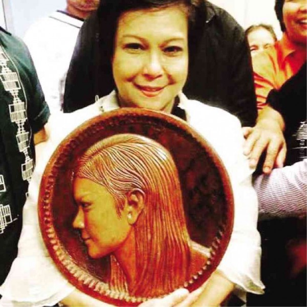NORA Aunor shows off a gift from a student.  Photo courtesy of LG Navarro 