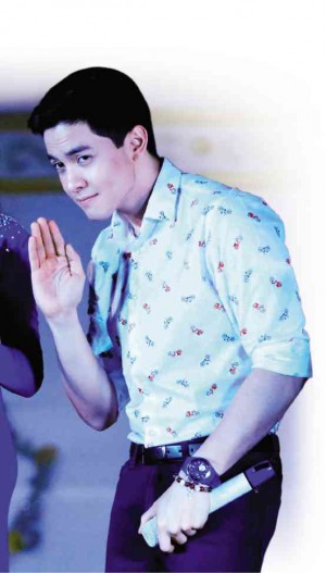 ALDEN Richards drove fans even wilder with the “pabebe wave.”