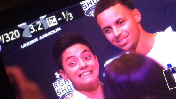 As seen on a screen of a DSLR camera, Padilla poses for a photo with Stephen Curry. Photo by Jasmine Payo/Inquirer 