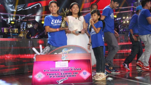 GRAND CHAMP Banana cue vendor Elha Mae Nympha, winner of “The Voice Kids” Season 2, shares her victory with mom Lucy (left), her sister and supporters during the finale on Sunday.  PHOTO COURTESY OF ABS-CBN
