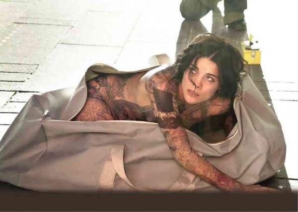 JAIMIE Alexander’ s Jane Doe emerges out of a duffel bag in Times Square