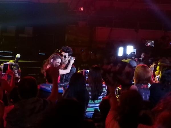 Vice Ganda kissed Karylle; did he love it? PHOTO FROM BANDERA'S TWITTER ACCOUNT